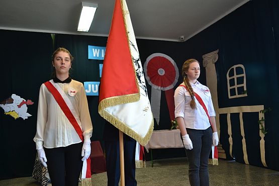 Grafika #1: WITAJ MAJOWA JUTRZENKO- uroczysty apel w naszej szkole.