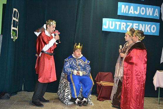 Grafika #6: WITAJ MAJOWA JUTRZENKO- uroczysty apel w naszej szkole.