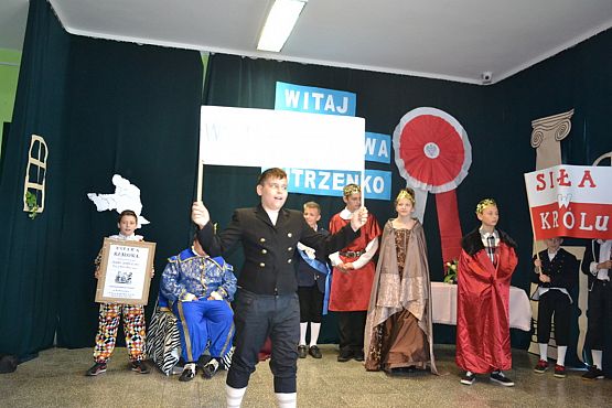 Grafika #9: WITAJ MAJOWA JUTRZENKO- uroczysty apel w naszej szkole.