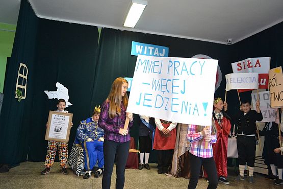 Grafika #10: WITAJ MAJOWA JUTRZENKO- uroczysty apel w naszej szkole.