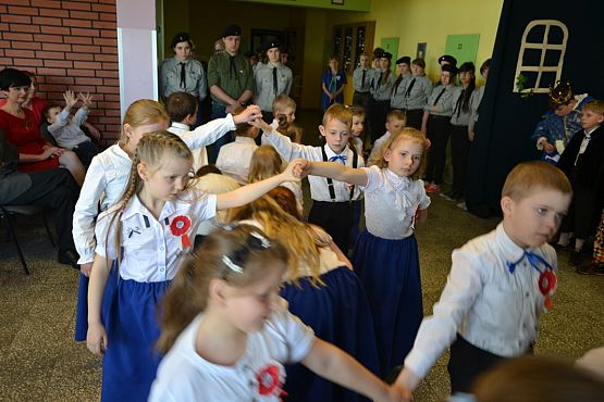 Grafika #12: WITAJ MAJOWA JUTRZENKO- uroczysty apel w naszej szkole.