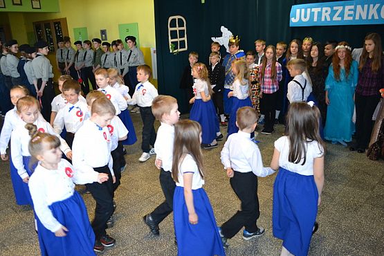 Grafika #15: WITAJ MAJOWA JUTRZENKO- uroczysty apel w naszej szkole.