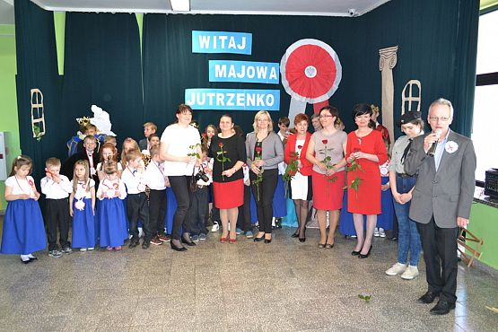 Grafika #24: WITAJ MAJOWA JUTRZENKO- uroczysty apel w naszej szkole.