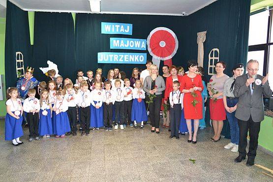 Grafika #26: WITAJ MAJOWA JUTRZENKO- uroczysty apel w naszej szkole.
