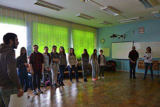 Grafika #4: Wolontariusze ze stowarzyszenia EDUQ gościnnie w naszej szkole.