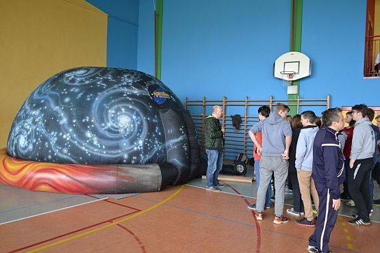 Grafika #4: Objazdowe Planetarium Astropark