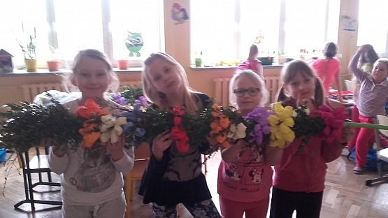 Grafika #3: Praca uczniów w świetlicy szkolnej – szkoła podstawowa