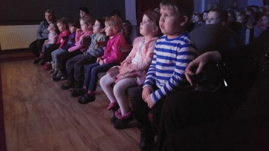 Grafika #3: Wyjazd przedszkolaków do Teatru w Słupsku.