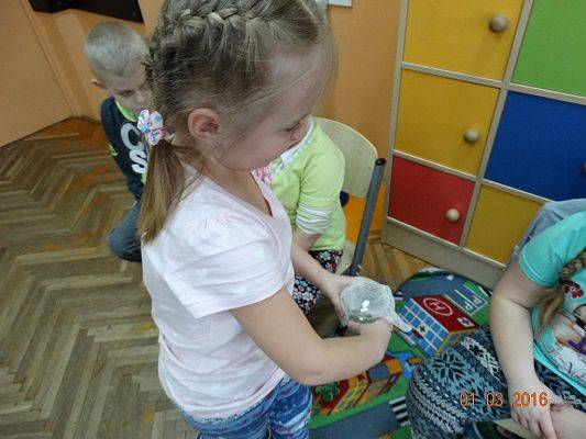 Grafika #17: Uczniowie z 1a zakładają ogródek w klasie.