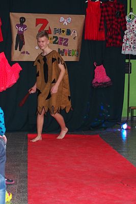 Grafika #6: Z modą przez wieki- projekt edukacyjny z historii