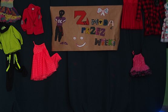 Grafika #0: Z modą przez wieki- projekt edukacyjny z historii