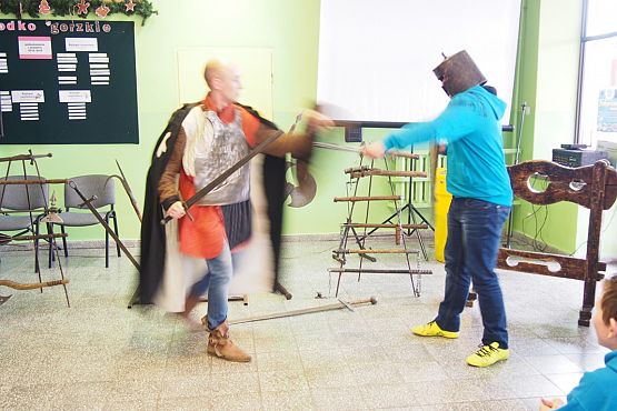 Grafika #7: Żywa lekcja historii- Życie i kultura w średniowieczu- Grupa Artystyczna Rekonstruktio