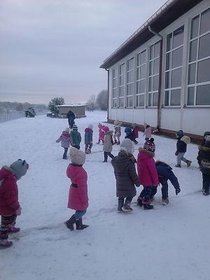 Grafika #2: Zimowy spacer przedszkolaków.