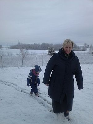 Grafika #3: Zimowy spacer przedszkolaków.