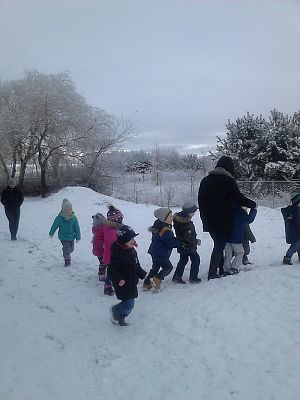 Grafika #5: Zimowy spacer przedszkolaków.