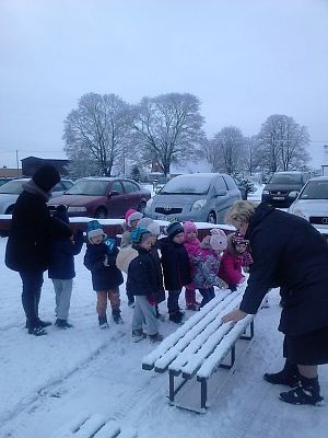 Grafika #7: Zimowy spacer przedszkolaków.