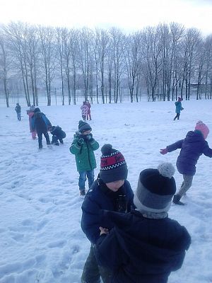 Grafika #8: Zimowy spacer przedszkolaków.