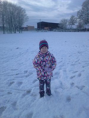 Grafika #9: Zimowy spacer przedszkolaków.