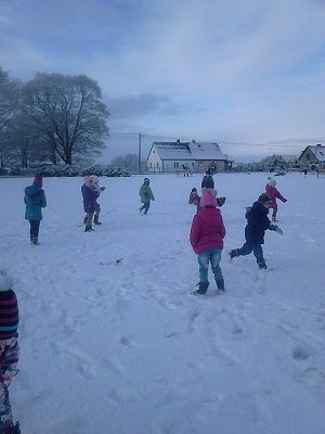 Grafika #10: Zimowy spacer przedszkolaków.