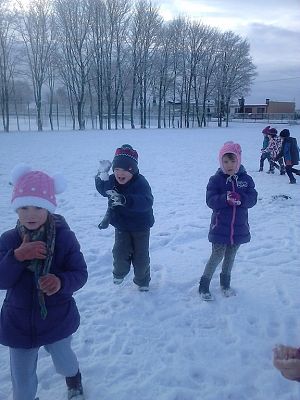 Grafika #12: Zimowy spacer przedszkolaków.