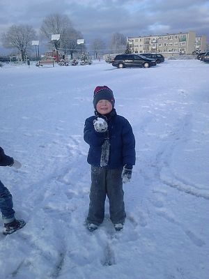 Grafika #14: Zimowy spacer przedszkolaków.