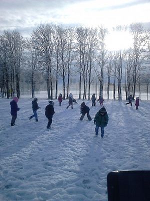 Grafika #15: Zimowy spacer przedszkolaków.