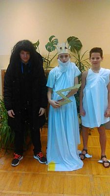 Grafika #0: Gimnazjaliści w roli bogów greckich na lekcji historii