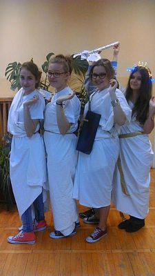 Grafika #2: Gimnazjaliści w roli bogów greckich na lekcji historii