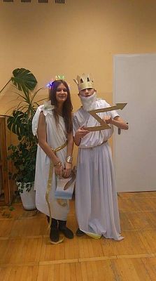 Grafika #3: Gimnazjaliści w roli bogów greckich na lekcji historii