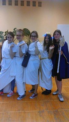 Grafika #5: Gimnazjaliści w roli bogów greckich na lekcji historii