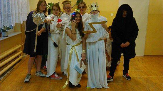 Grafika #1: Gimnazjaliści w roli bogów greckich na lekcji historii