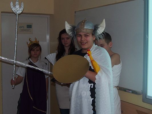 Grafika #6: Gimnazjaliści w roli bogów greckich na lekcji historii