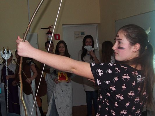 Grafika #8: Gimnazjaliści w roli bogów greckich na lekcji historii