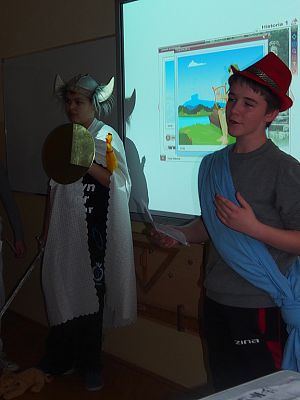 Grafika #9: Gimnazjaliści w roli bogów greckich na lekcji historii