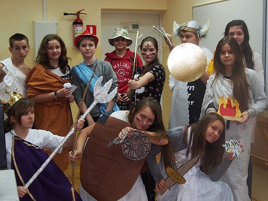 Grafika #10: Gimnazjaliści w roli bogów greckich na lekcji historii