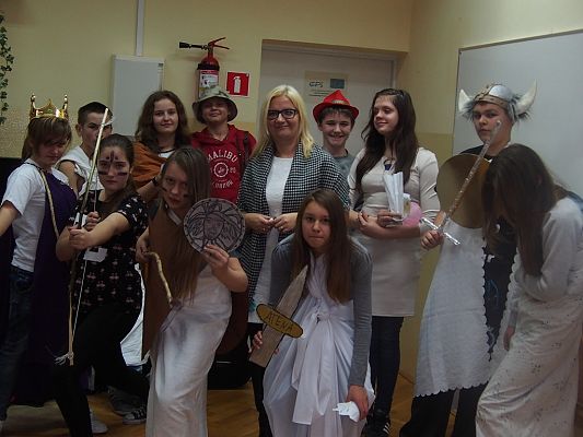 Grafika #11: Gimnazjaliści w roli bogów greckich na lekcji historii