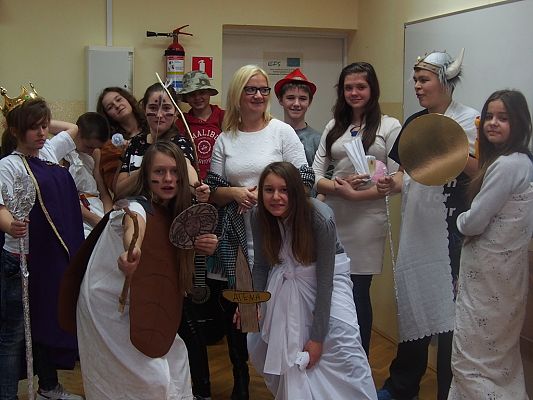 Grafika #12: Gimnazjaliści w roli bogów greckich na lekcji historii