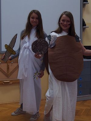 Grafika #13: Gimnazjaliści w roli bogów greckich na lekcji historii