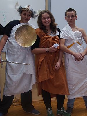 Grafika #14: Gimnazjaliści w roli bogów greckich na lekcji historii