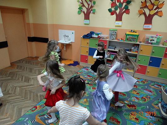 Grafika #24: Andrzejki w klasach pierwszych i drugich SP