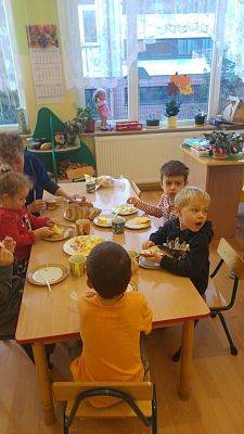 Grafika #0: Zachowanie przy stole - savoir vivre