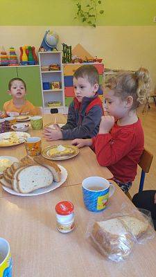 Grafika #7: Zachowanie przy stole - savoir vivre