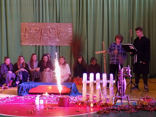 Grafika #3: "Dziady" w wykonaniu naszych uczniów na scenie szkoły w Garczegorzu