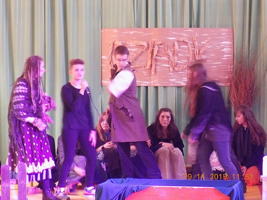 Grafika #4: "Dziady" w wykonaniu naszych uczniów na scenie szkoły w Garczegorzu