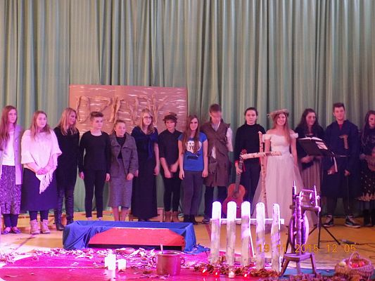 Grafika #5: "Dziady" w wykonaniu naszych uczniów na scenie szkoły w Garczegorzu