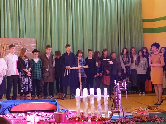 Grafika #6: "Dziady" w wykonaniu naszych uczniów na scenie szkoły w Garczegorzu