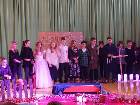 Grafika #7: "Dziady" w wykonaniu naszych uczniów na scenie szkoły w Garczegorzu