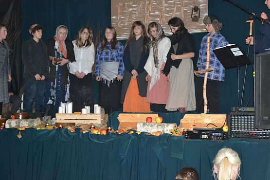 Grafika #1: Spektakl "Dziady" w wykonaniu uczniów Zespołu Szkół w Łebieniu.