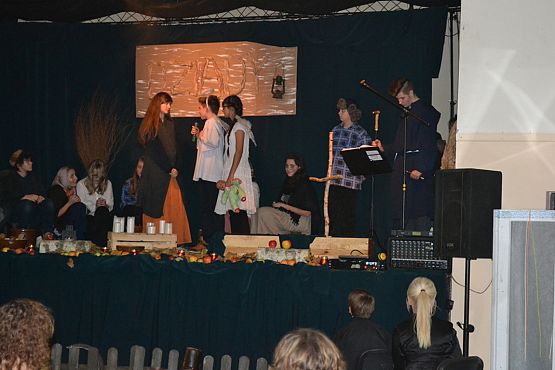 Grafika #5: Spektakl "Dziady" w wykonaniu uczniów Zespołu Szkół w Łebieniu.