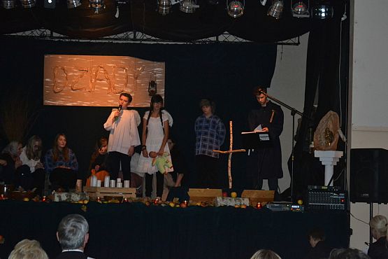 Grafika #7: Spektakl "Dziady" w wykonaniu uczniów Zespołu Szkół w Łebieniu.